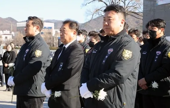 무안 제주항공 참사 사흘째인 31일 광주 동구 5·18민주광장에 마련된 합동 분향소에서 최준영(가운데) KIA 타이거즈 대표이사와 심재학(왼쪽) 단장, 이범호(오른쪽) 감독 등이 헌화를 위해 기다리고 있다. 광주 뉴스1