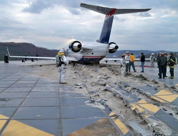 2010년 1월 미국 웨스트버지니아 찰스턴 예거 공항에서 활주로를 벗어난 항공기가 EMAS 위에 멈춘 모습. 미국연방항공청 제공