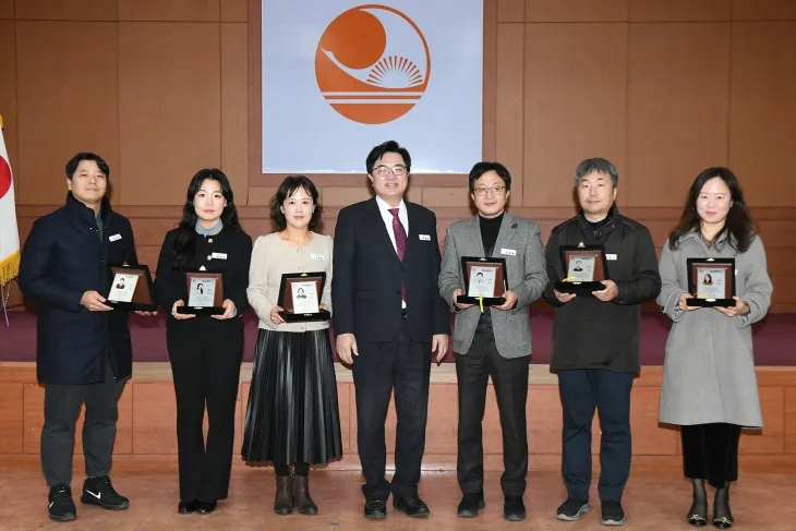 박일하(가운데) 서울 동작구청장이 적극행정 우수공무원 시상식에서 기념촬영을 하고 있다. 동작구 제공