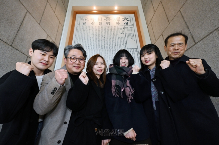 ‘2025 서울신문 신춘문예’ 당선자들이 서울 중구 한국프레스센터 서울신문 광화문 사옥 1층에 있는 1905년 대한매일신보 8월 11일 자 국한문판 제1호 영인본 앞에 모여 힘차게 새해를 맞고 있다. 지난해 서울신문 신춘문예 출신 소설가 한강이 한국인 최초로 노벨문학상을 받은 가운데 ‘제2의 한강’을 꿈꾸며 이번 신춘문예에 도전장을 내민 이들은 최근 20년 사이 최다였다. 왼쪽부터 고찬하(희곡), 홍성구(소설), 민지인(동화), 백아온(시), 신은조(문학평론), 박락균(시조) 당선자. 도준석 전문기자