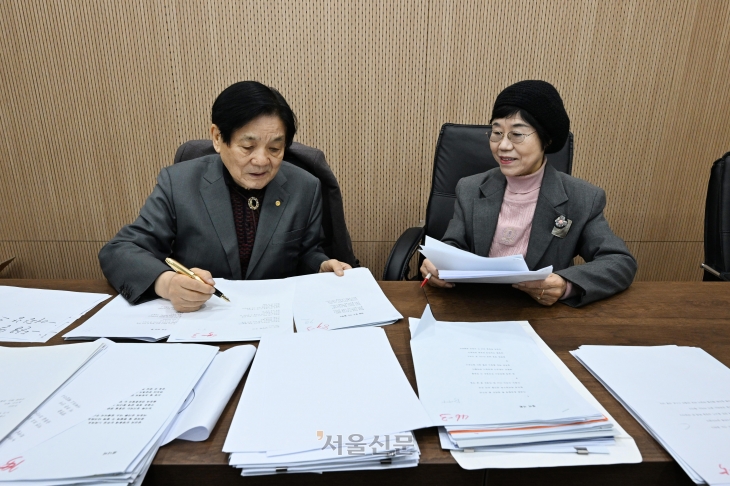 ‘2025 서울신문 신춘문예’ 시조 부문 심사위원인 이근배(왼쪽)·한분순 시조시인이 응모작을 살펴보고 있다. 도준석 전문기자