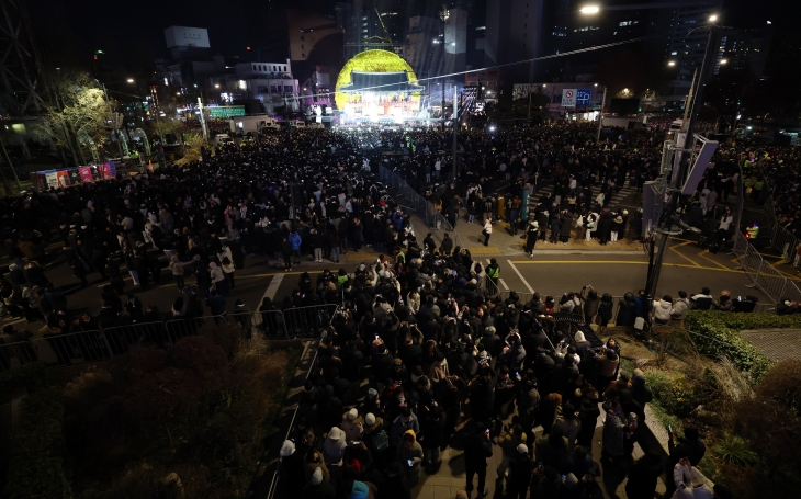 1일 오전 서울 종로구 보신각에서 열린 제야의 종 타종행사에서 보신각 뒤로 30m크기의 태양 조형물이 떠오르고 있다. 2025.1.1 뉴스1