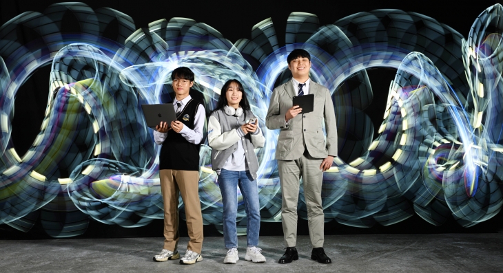 1990년대 중반 이후 출생한 ‘잘파세대’가 본격적으로 사회 진출에 나선 2025년(을사년)을 맞아 직장인 송병윤(오른쪽·28)씨, 대학생 이유진(가운데·19)씨, 고등학생 이재현(17)군이 ‘푸른 뱀의 해’를 형상화한 ‘라이트 페인팅’(빛을 이용해 사진에 그림을 그리는 기법)을 배경으로 디지털기기를 들고 있다. 홍윤기 기자