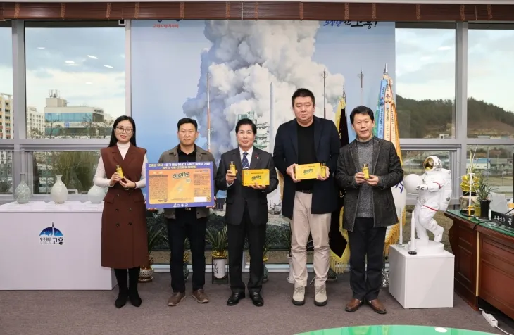 고흥군이 고흥 유자와 중국 해삼이 결합한 ‘하이뉴’ 음료수를 출시했다. 왼쪽 세번째부터 공영민 고흥군수, 캉빈 산둥 불곤 그룹 회장.