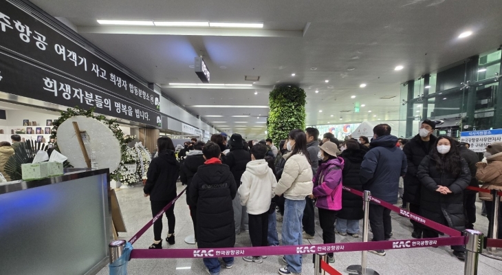 전남 무안국제공항 1층 대합실에 마련된 ‘합동분향소’를 찾은 시민들이 참배 순서를 기다리며 줄지어 서 있다. 무안 홍행기 기자