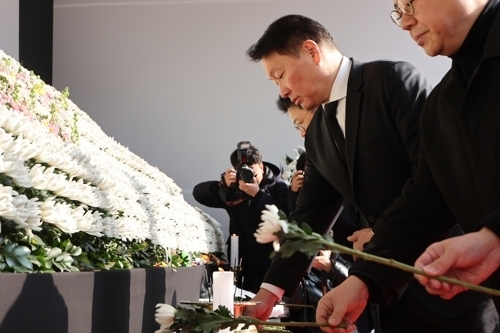 최태원 SK그룹 회장이 1일 오전 서울시청 앞 마련된 제주항공 여객기 사고 희생자 합동분향소에서 헌화하고 있다. 연합뉴스