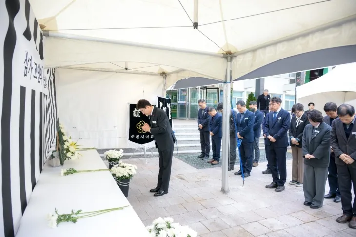 순천시가 제주항공 여객기 사고와 관련해 화장시설 사용료를 전액 면제하기로 했다.  사진은 노관규 시장과 간부 공무원들이 순천시청 앞에 마련된 합동분향소에서 조문을 하고 있다.