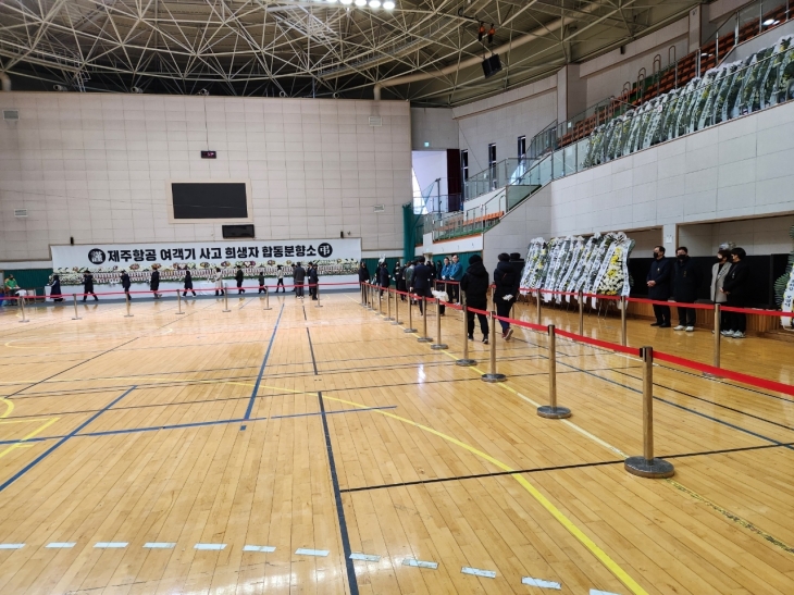 무안 스포츠파크에 마련된 제주항공 참사 희생자 합동분양소에 추모객들의 발길이 이어지고 있다.