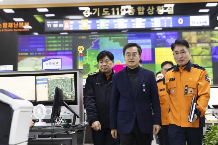 김동연 경기도지사가 1일 경기도소방재난본부를 방문해 특별경계근무 현장을 점검하고 있다. (경기도 제공)