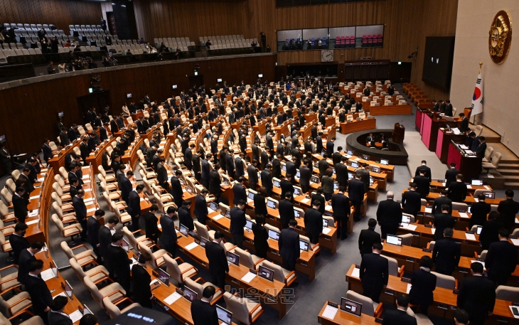 우원식 국회의장을 비롯한 의원들이 31일 오후 서울 여의도 국회에서 열린 제420회국회(임시회) 제3차 본회의에서 무안 제주항공 참사에 대한 묵념을 하고 있다. 2024.12.31. 안주영 전문기자