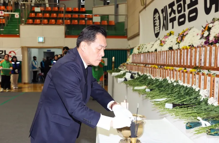 이재준 수원시장이 전남 무안종합스포츠파트 체육관에 마련된 제주항공 여객기  참사 합동분향소에서 분향하고 있다. (수원시 제공)