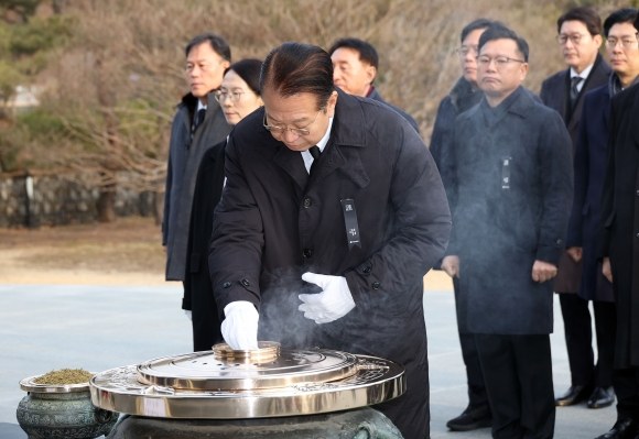 與 “국정 안정” 野 “새로운 나라”… 새해 첫날 행보는 달랐다