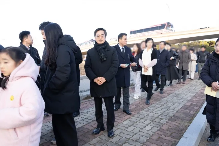 1일 김동연 경기도지사가 전남 무안공항 제주항공 여객기 참사 희생자 합동분향소에 조문하기 위해 줄을 서서 순서를 기다리고 있다. (경기도 제공)