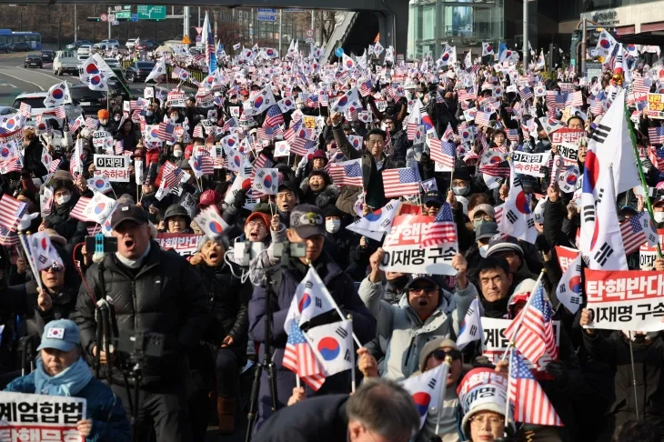 1일 오후 서울 용산구 한남동 대통령 관저 인근에서 윤석열 대통령 탄핵 반대 집회가 열리고 있다. 2025.1.1. 연합뉴스