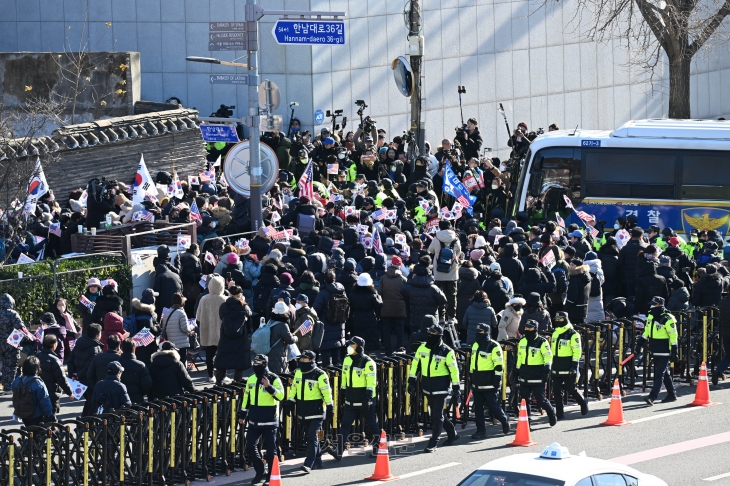 법원이 ‘12·3 비상계엄 사태’로 내란 혐의를 받는 윤석열 대통령에 대한 체포영장을 발부한 31일 서울 용산구 한남동 대통령 관저 인근에서 윤 대통령 지지자들이 탄핵 반대 시위를 하고 있다. 2024.12.31 홍윤기 기자