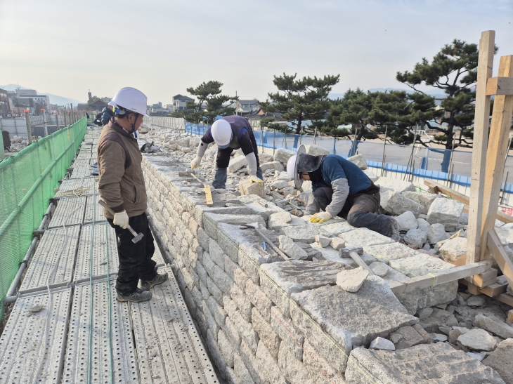 경주읍성 복원 현장. 경주시 제공