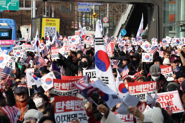 1일 오후 서울 용산구 한남동 대통령 관저 인근에서 윤석열 대통령 지지자들이 탄핵 반대 시위를 하고 있다. 2025.1.1 뉴시스