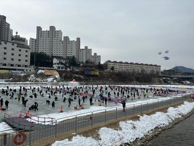 강원 홍천강 꽁꽁축제가 18일부터 다음 달 1일까지 홍천읍 홍천강 둔치에서 열린다. 사진은 지난해 축제 모습. 서울신문 DB