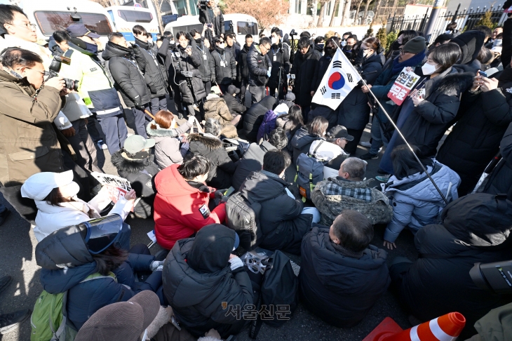 고위공직자범죄수사처가 내란 수괴(우두머리)·직권남용 혐의를 받는 윤석열 대통령의 체포영장을 유효기간인 6일 이전에 집행하겠다고 밝힌 가운데 2일 용산구 한남동 대통령 관저 정문 앞에 지지자들이 모여 있다. 2025.1.2 홍윤기 기자