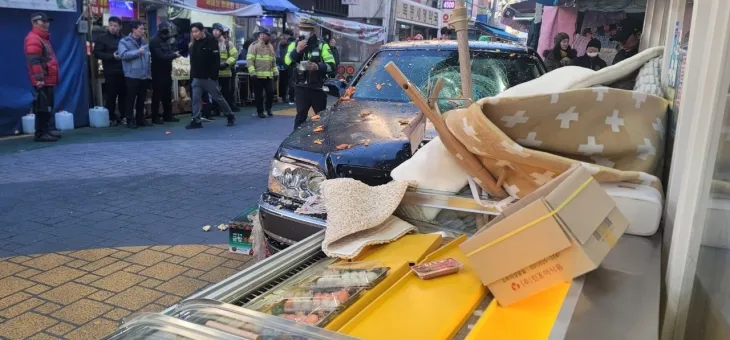 치매 진단을 받은 바 있는 70대 고령 운전자가 낸 돌진 사고로 인해 13명의 사상자가 나온 가운데 치매 환자의 운전면허 관리 체계에 구멍이 뚫렸다는 지적이 나오고 있다. 뉴시스