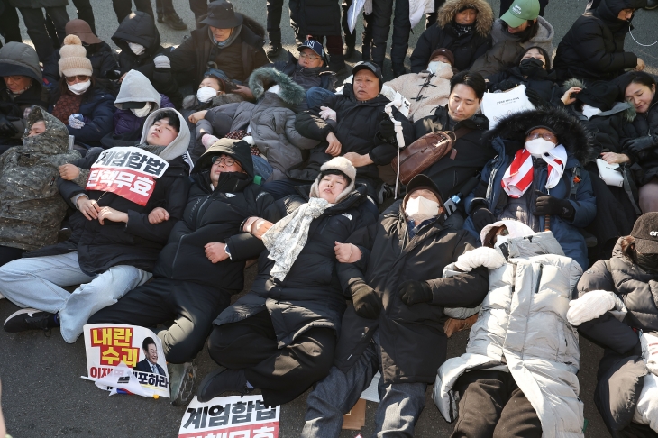 관저 입구 도로에 누운 윤석열 대통령 지지자