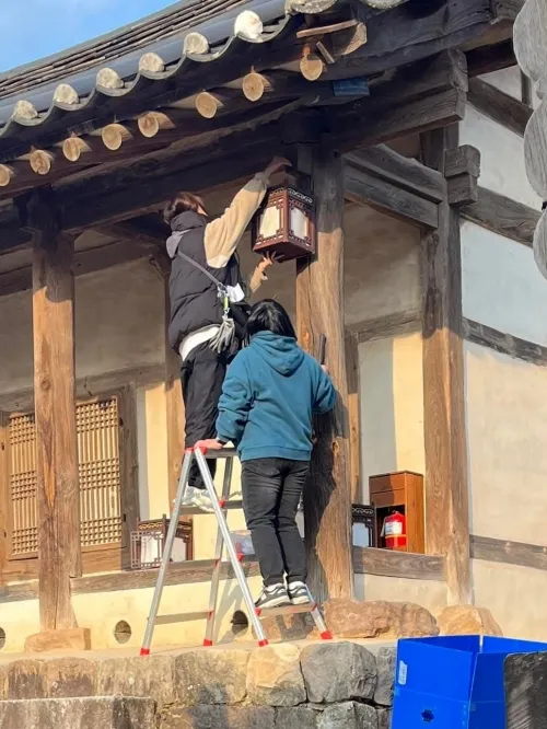 드라마 촬영팀이 병산서원에 초롱을 달고 있는 모습. 건축가 민서홍씨 페이스북 캡처