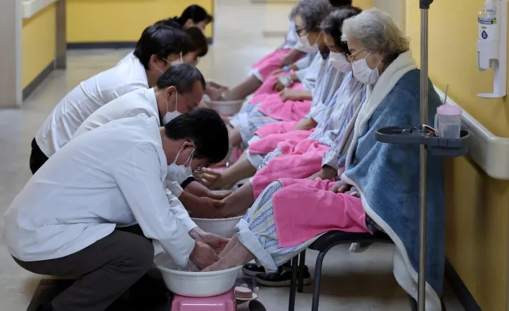 섬기는 마음으로… 환자 발 씻겨주는 의료진