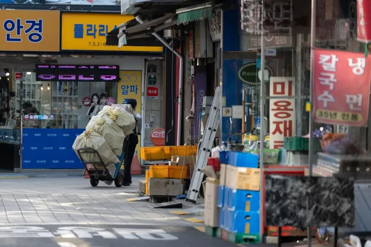 2일 서울 중구 남대문시장에서 한 작업자가 물건을 옮기고 있다. 정부는 이날 발표한 ‘2025년 경제정책방향’에서 ﻿어려움을 겪는 소상공인을 ﻿위해 채무 조정 지원을 강화하겠다고 밝혔다. 뉴스1