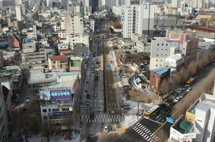 광주 동구 국립아시아문화전당과 전남대병원오거리를 연결하는 ‘광산길’이 기존 일방 2차로에서 왕복 5차로로 확장돼 3일 개통된다. 광주광역시 제공