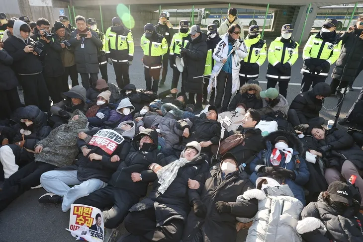 관저 입구 도로에 누운 윤석열 대통령 지지자들