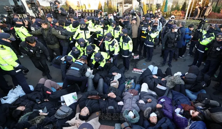 2일 서울 용산구 윤석열 대통령 관저 입구 앞에서 경찰 병력이 농성중이던 보수단체 회원 및 윤 대통령 지지자들을 강제해산시키고 있다. 공수처는 ‘12·3 비상계엄 사태’로 내란 혐의를 받는 윤석열 대통령 체포영장을 유효기간인 6일 이내에 집행하겠다고 밝혔다. 2025.1.2 홍윤기 기자