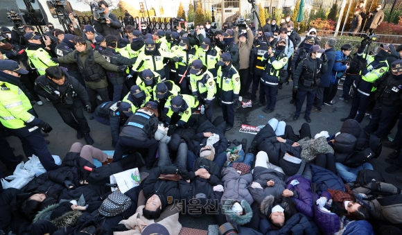 [영상] “계엄 합법” 한남동 관저 앞 드러누운 지지자들...발길질에 욕설까지 ‘아수라장’