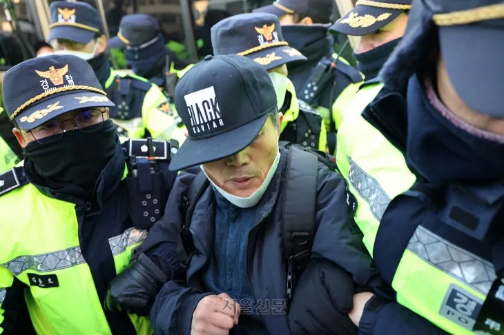 2일 서울 용산구 윤석열 대통령 관저 입구 앞에서 경찰 병력이 농성중이던 보수단체 회원 및 윤 대통령 지지자들을 강제해산시키고 있다. 공수처는 ‘12·3 비상계엄 사태’로 내란 혐의를 받는 윤석열 대통령 체포영장을 유효기간인 6일 이내에 집행하겠다고 밝혔다. 2025.1.2 홍윤기 기자