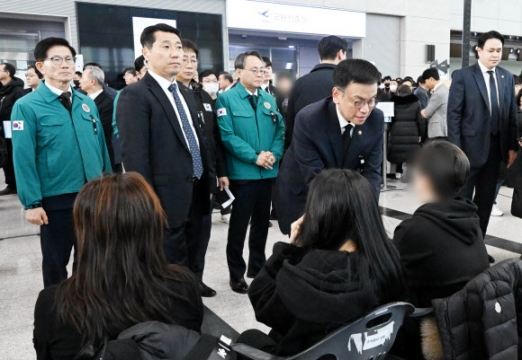 [포토] ‘제주항공 사고 유가족 위로’ 최상목 권한대행