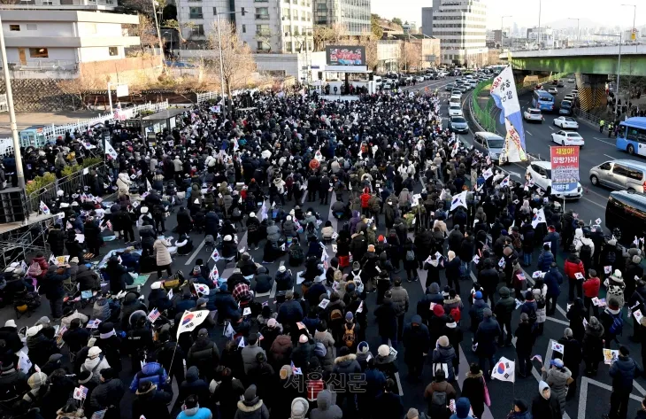 2일 오후 서울 용산구 한남동 대통령 관저 인근에서 탄핵 반대 집회가 열리고 있다. 2025.1.2홍윤기 기자