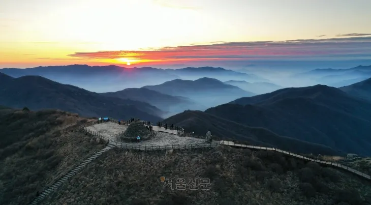 지리산 능선 위로 해가 솟고 있다. 전남 구례 노고단에서 본 장면이다. 성삼재에서 노고단까지는 산책하듯 다녀올 수 있다. 노고단은 하루 입장 인원에 제한이 있어 국립공원공단 누리집에서 예약해야 한다.