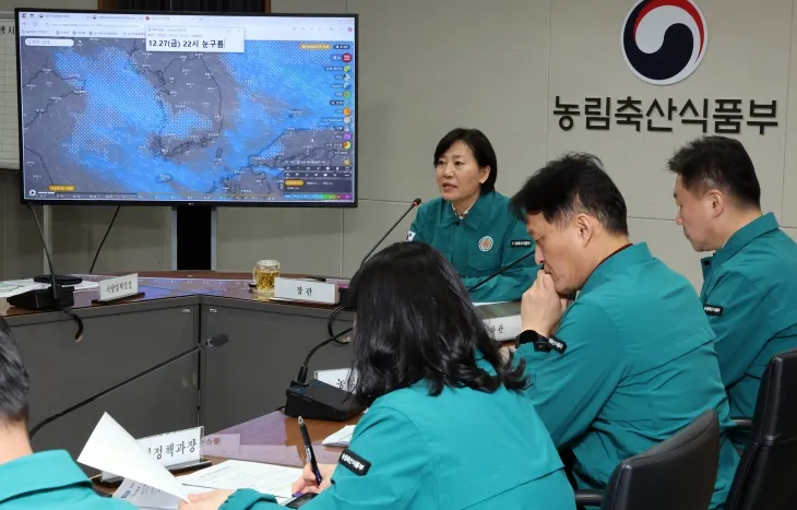 송미령 농림축산식품부 장관이 27일 오후 정부세종청사 농식품부 농업재해대책상황실에서 대설 및 한파 대처상황 점검회의를 주재하고 있다. 2024.12.27 연합뉴스