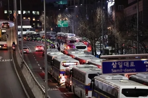 고위공직자범죄수사처가 윤석열 대통령에 대한 체포영장 집행에 나선 3일 서울 용산구 한남동 대통령 관저 앞 도로에 다수의 경찰과 경찰버스가 배치되어 있다.   연합뉴스