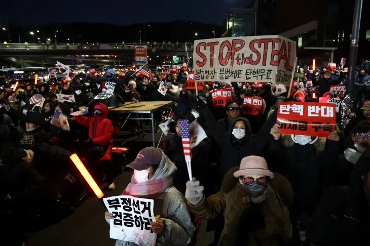 체포영장 집행 반대하는 윤 대통령 지지자들