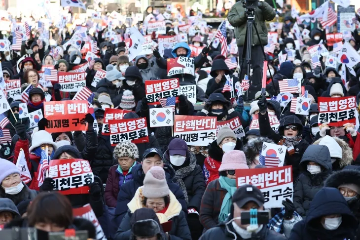 한남동 관저 앞에 모인 윤 대통령 지지자들