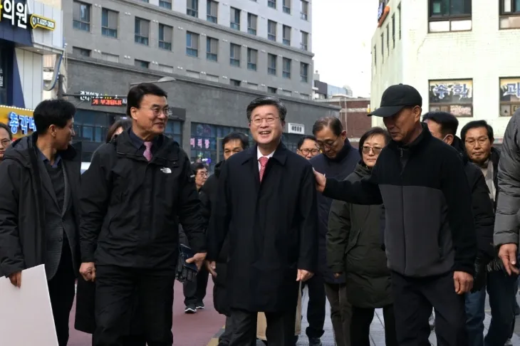 김길성 서울 중구청장(가운데)이 약수시장 지중화 및 보행환경 개선사업 현장을 둘러보고 있다. 중구 제공
