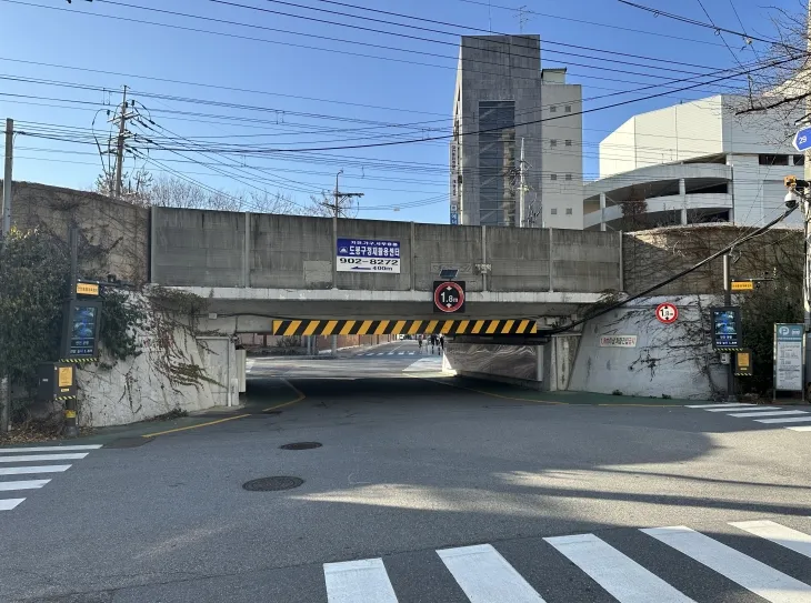 도봉구 방학동 726-184 굴다리에 설치된 굴다리 안전통행 시스템. 도봉구 제공