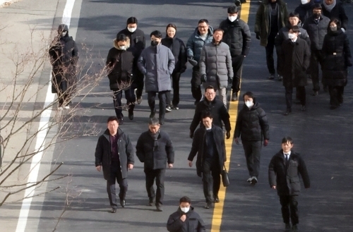 고위공직자범죄수사처가 윤석열 대통령의 체포영장 집행에 나선 3일 서울 용산구 한남동 대통령 관저 경내에서 공수처 수사관 등이 내려오고 있다. 연합뉴스