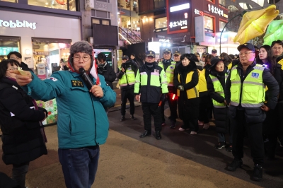 인산인해 연말 홍대 레드로드… 마포구 헌신·AI로 안전 사고 0건