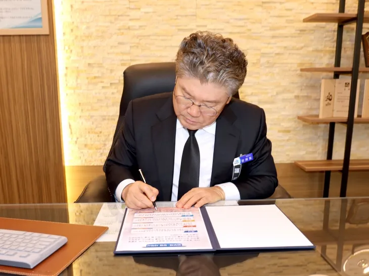 전남 영광군 장세일 군수가 청렴 서약서에 서명하고 있다. (영광군 제공)