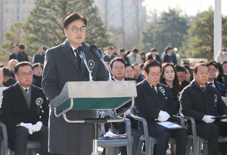 우원식 국회의장이 3일 오전 서울 여의도 국회에서 열린 김수한 전 국회의장 국회장 영결식에 참석해 영결사를 하고 있다.  연합뉴스