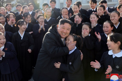 [포토] 김정은, 재일조선학생소년예술단 접견