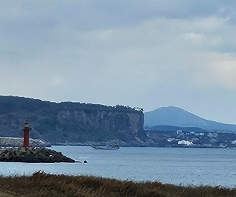 사계리에서 바라본 박수기정의 모습. 제주 강동삼 기자