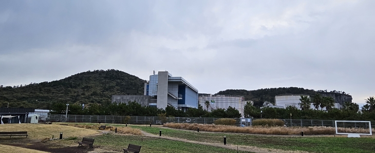 나누리파크에서 만나는 월라봉과 박수기정의 모습. 제주 강동삼 기자