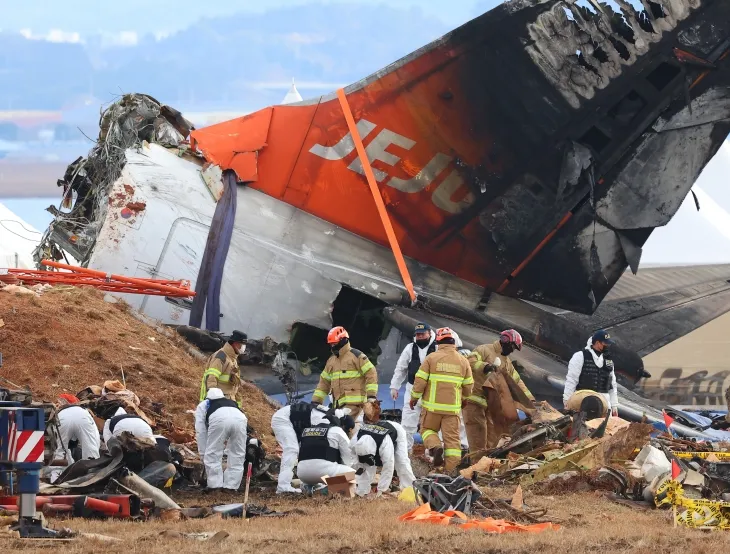 제주항공 여객기 참사 7일째인 4일 오전 전남 무안국제공항 사고 현장에서 국립과학수사연구원, 경찰과학수사대 관계자 및 소방대원들이 현장 감식을 진행하고 있다. 2025.1.4 연합뉴스